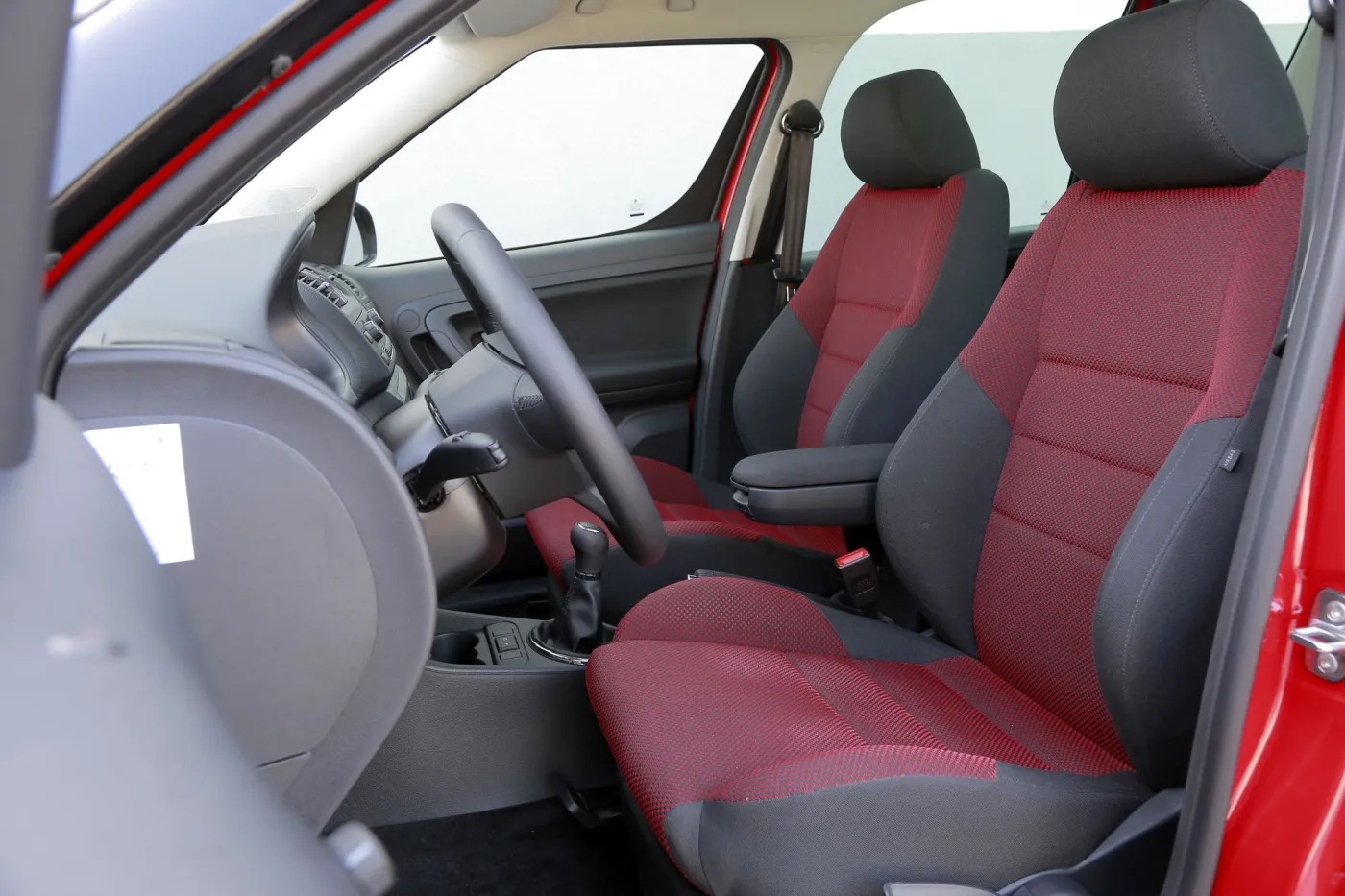 6288943-skoda-roomster-noire.jpg
