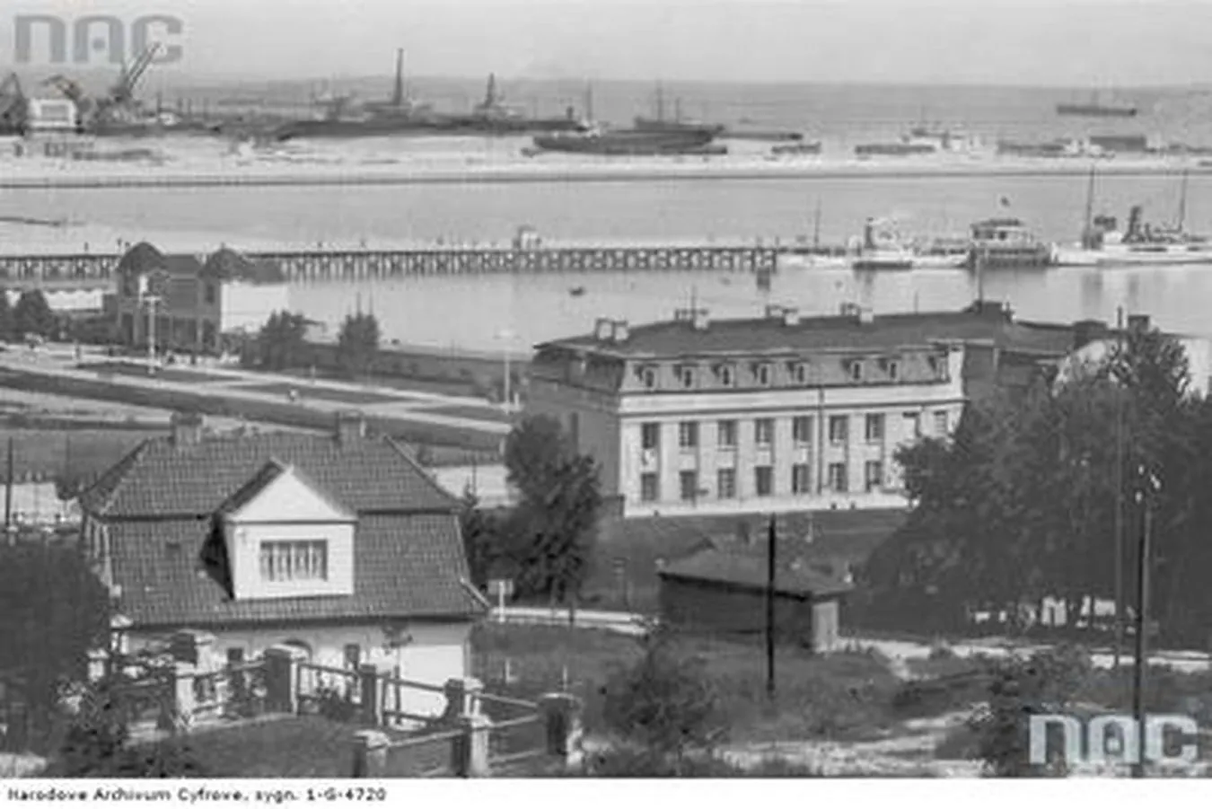 5915267-port-morski-w-gdyni.jpg