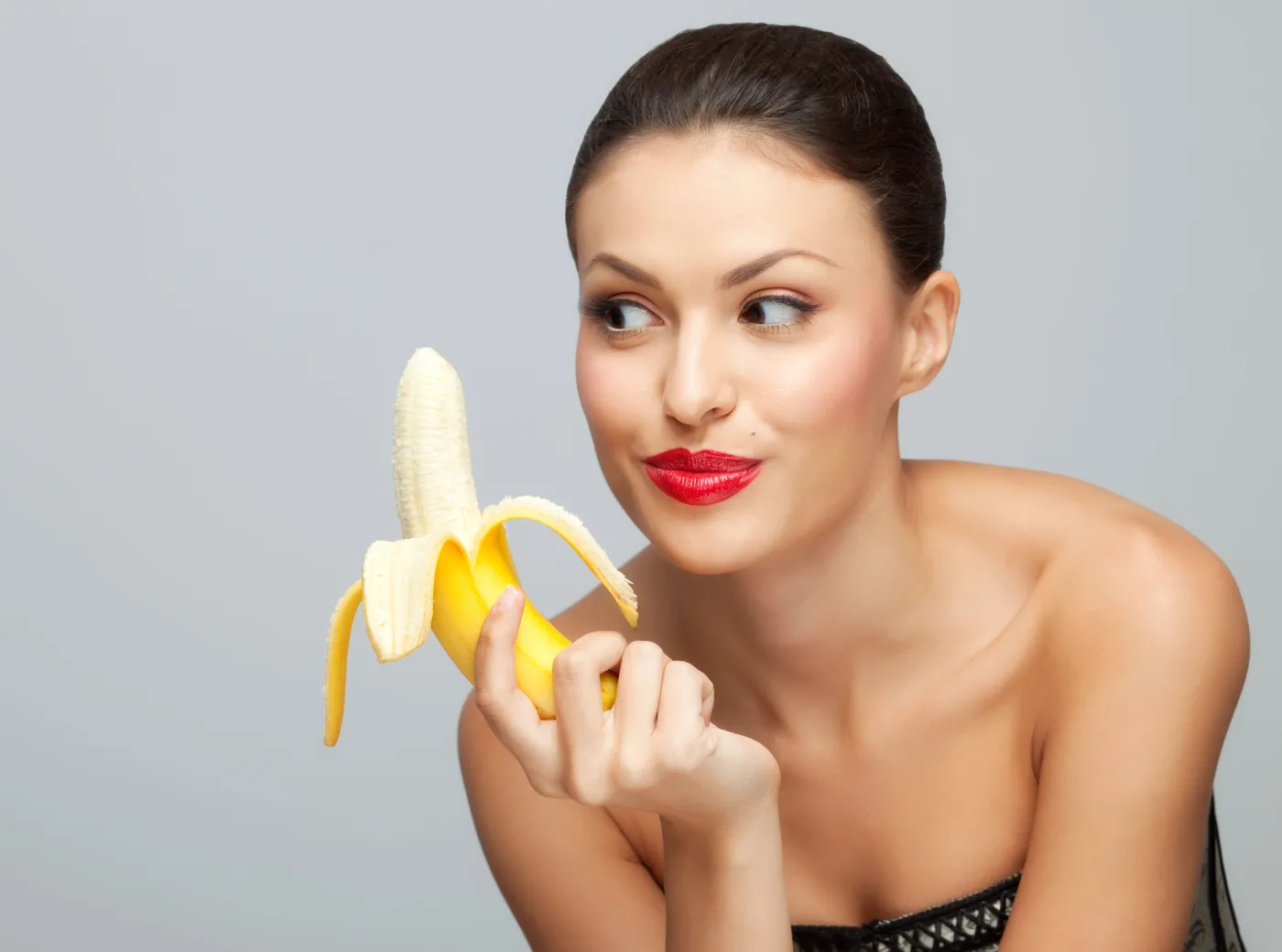 3718883-kobieta-owoce-banan.jpg