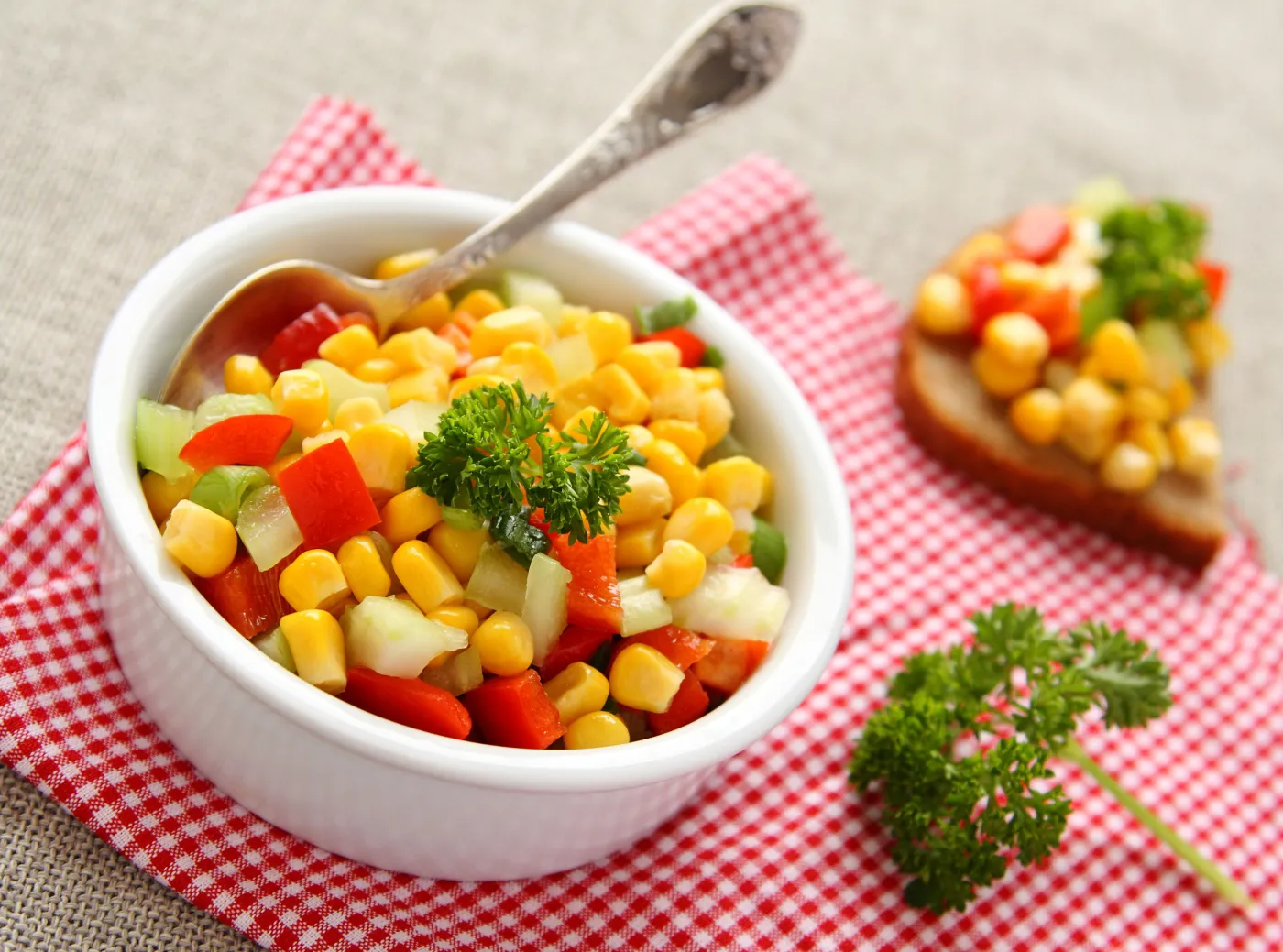 6055700-salatka-z-kukurydza.jpg