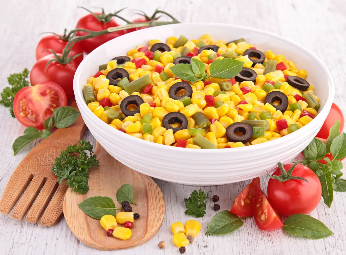6055729-salatka-z-kukurydza.jpg