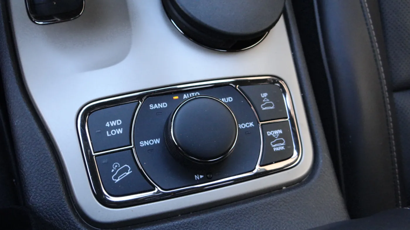 6607729-jeep-grand-cherokee.jpg