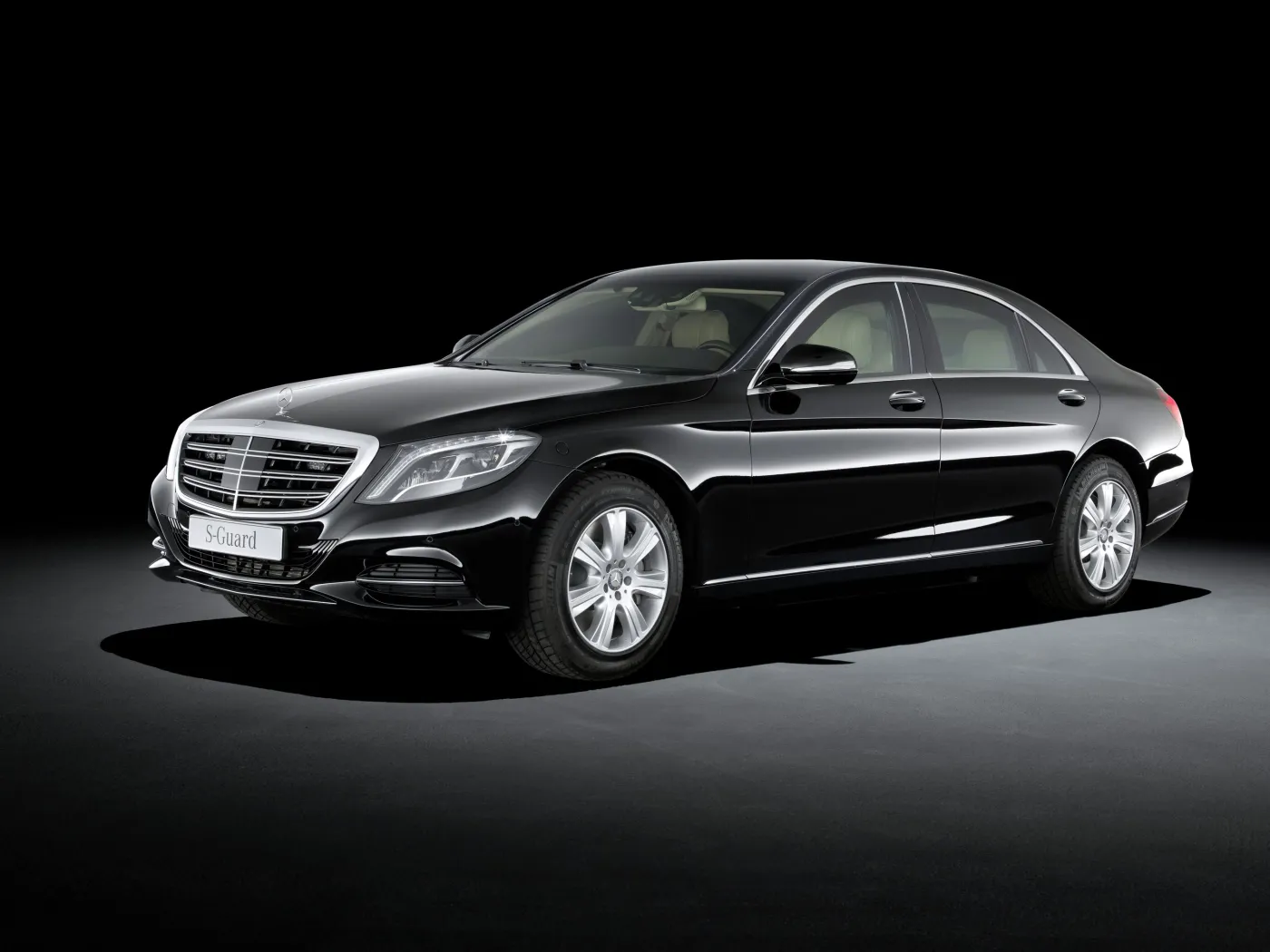 6644143-mercedes-s-600-guard.jpg