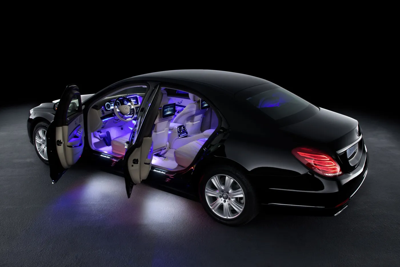 6644201-mercedes-s-600-guard.jpg