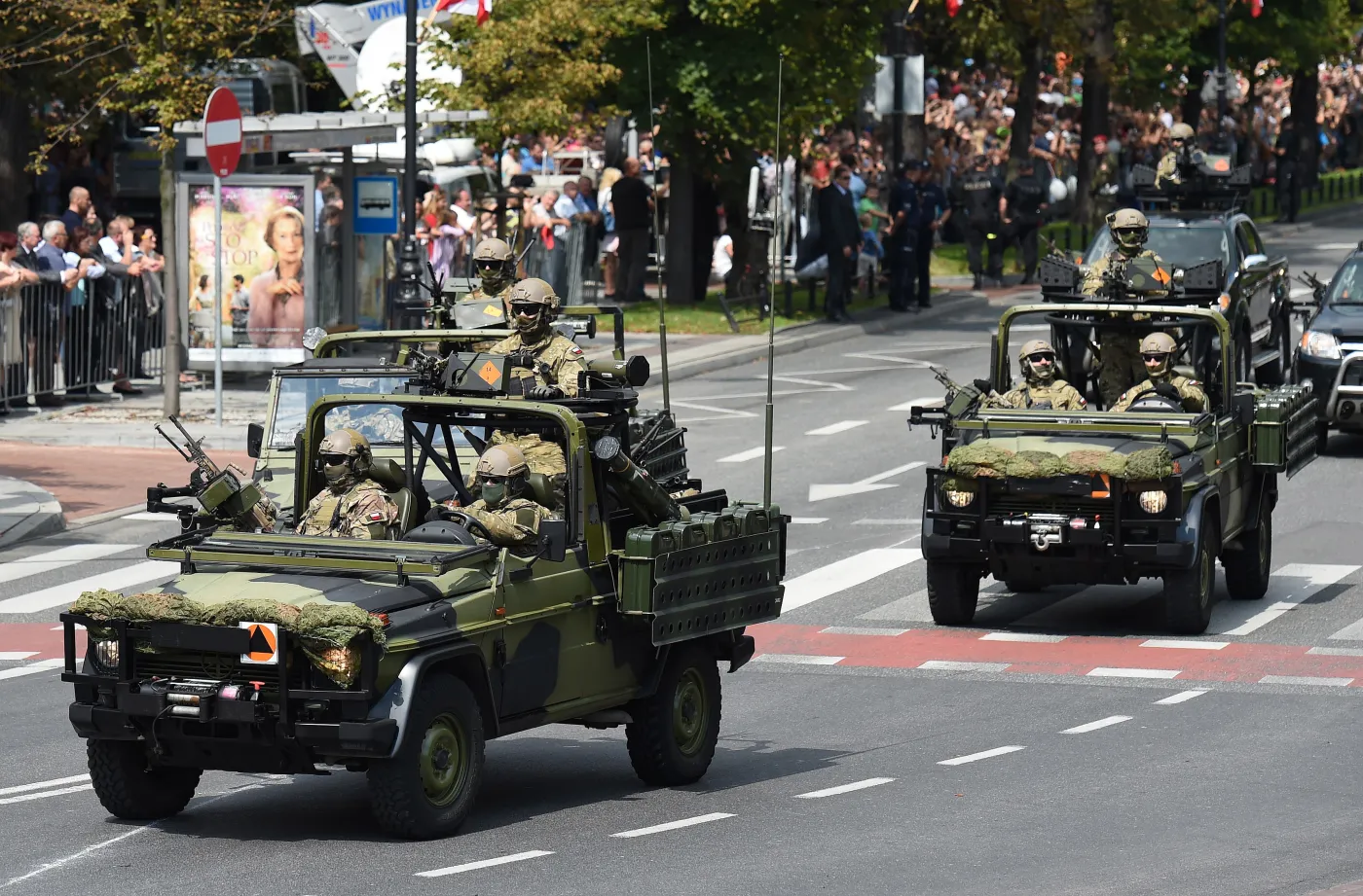 6678698-defilada-w-warszawie.jpg