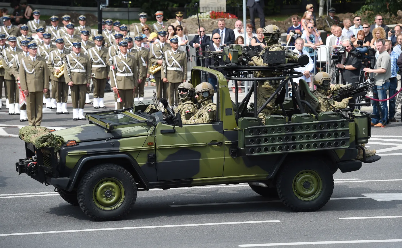 6678756-defilada-w-warszawie.jpg