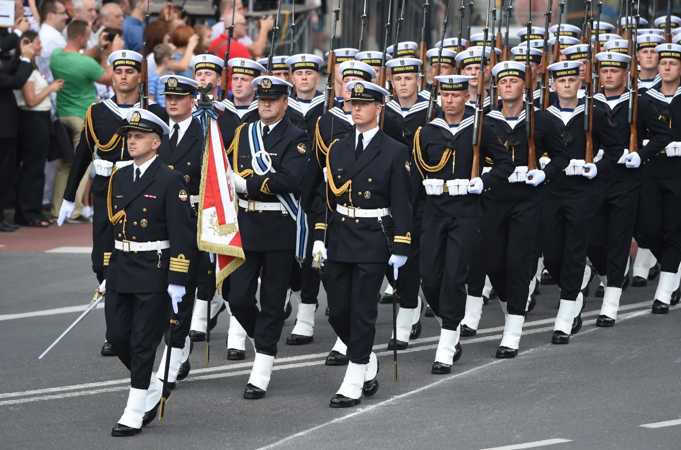 6679198-defilada-w-warszawie.jpg