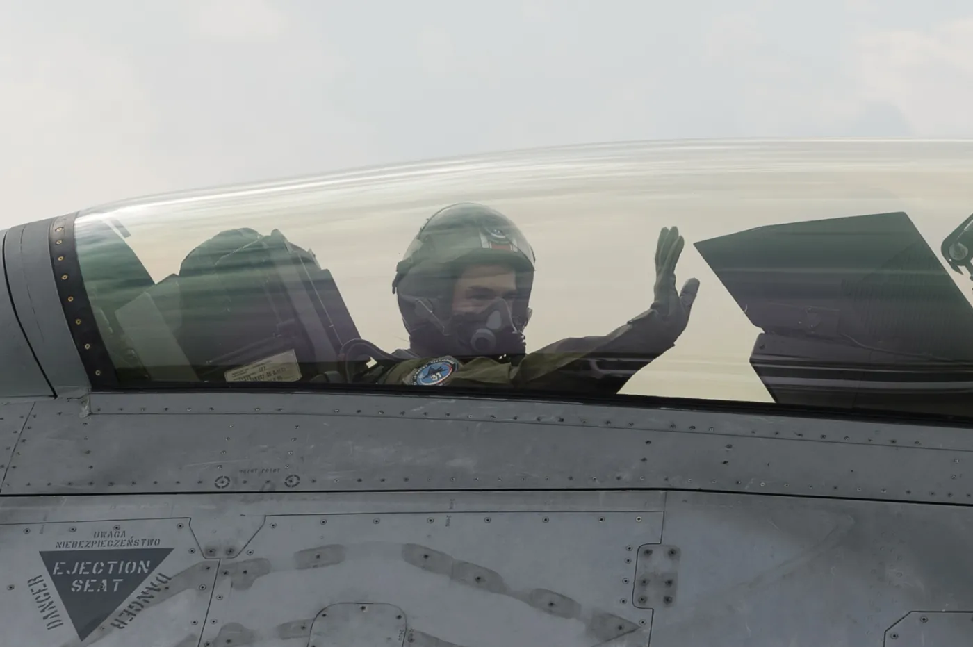 6773547-kamil-stoch-f-16-f16.jpg