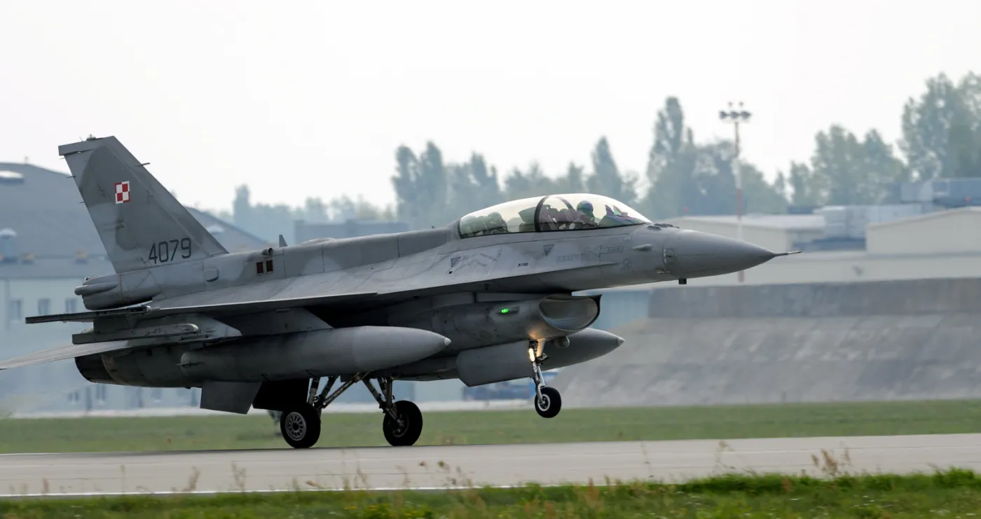 6773663-kamil-stoch-f-16-f16.jpg