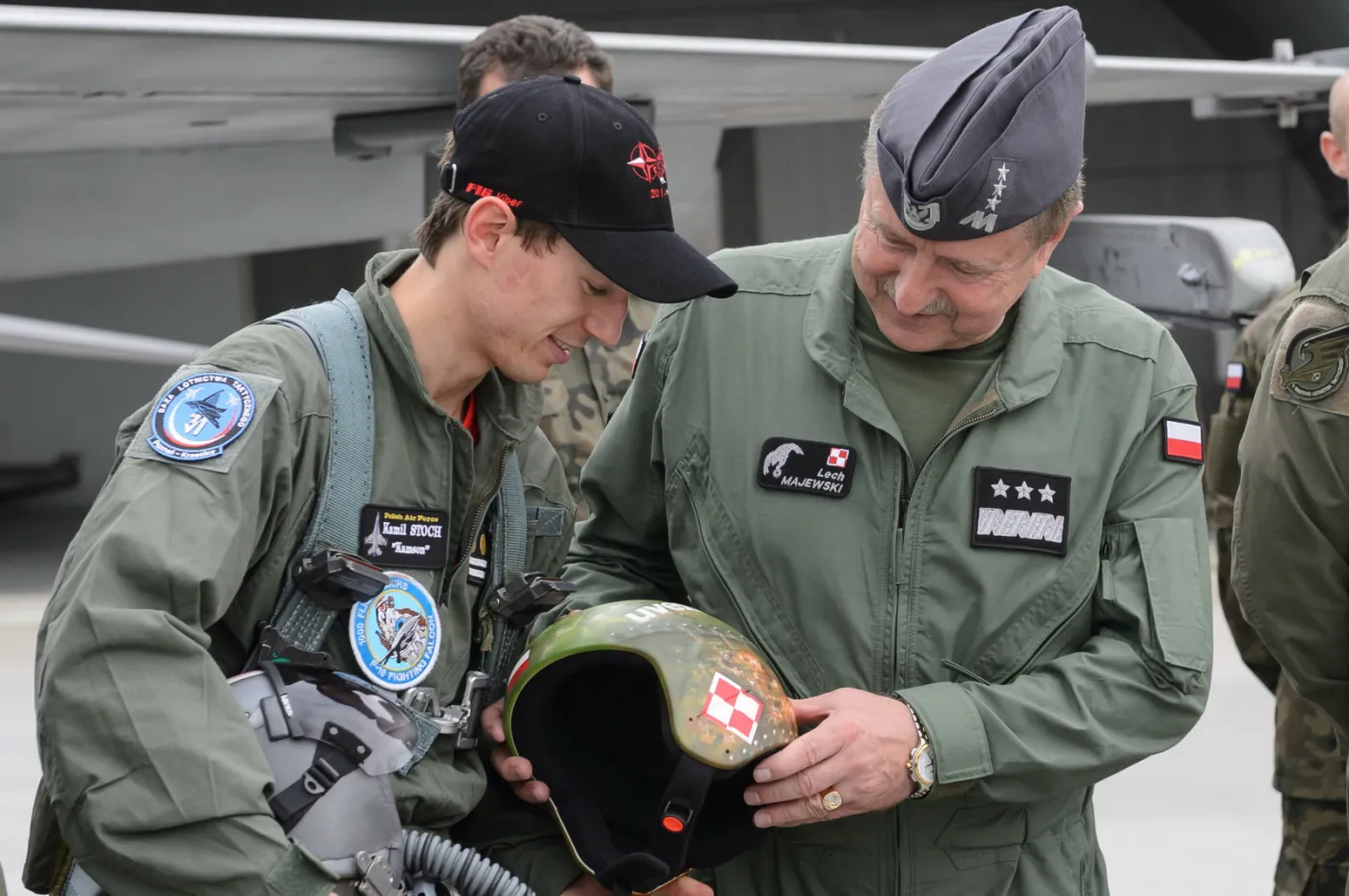 6773692-kamil-stoch-f-16-f16.jpg