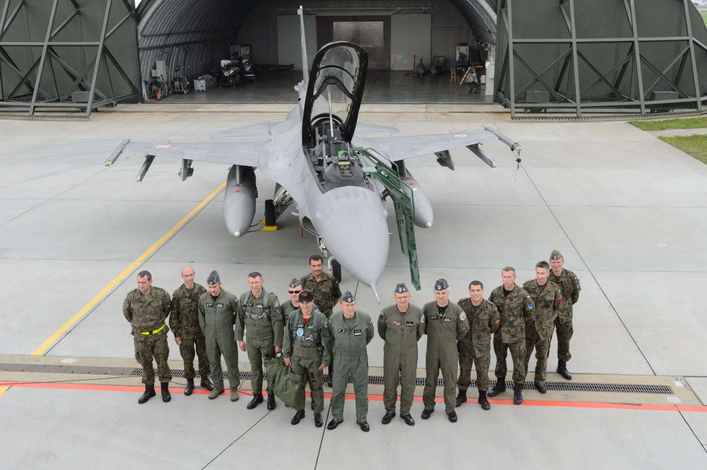 6773721-kamil-stoch-f-16-f16.jpg