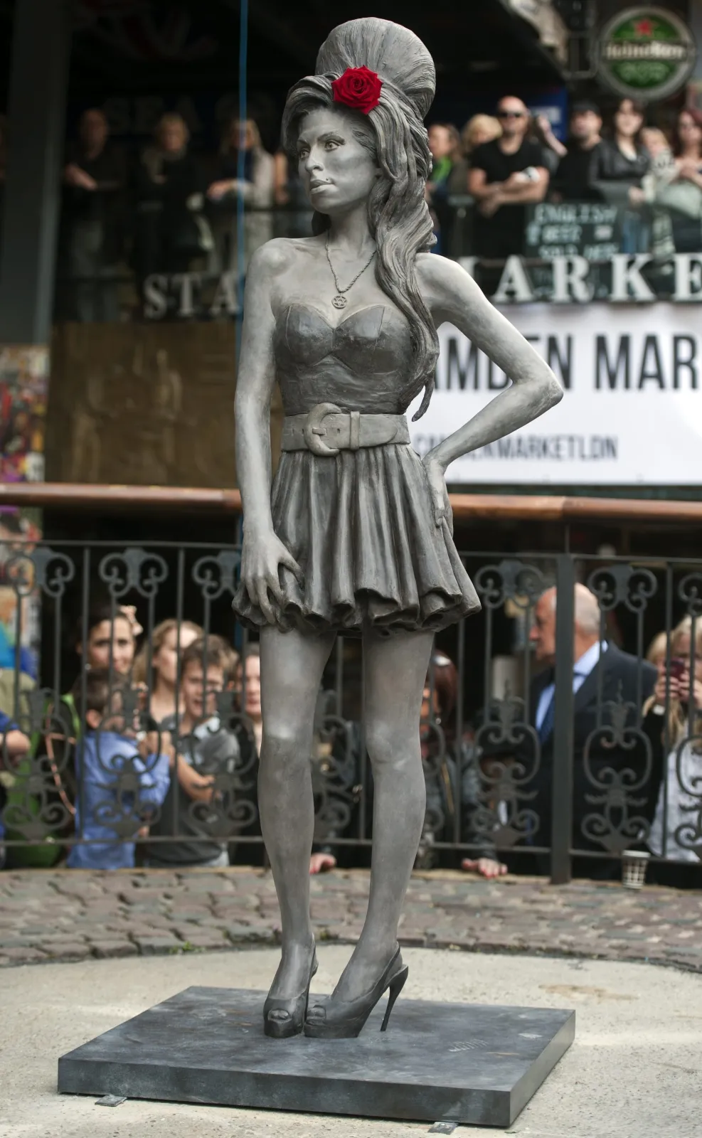 6808307-pomnik-amy-winehouse.jpg