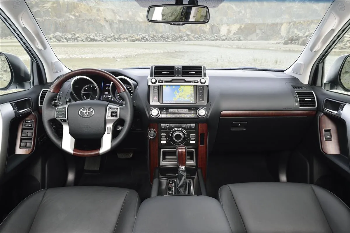 7181349-toyota-land-cruiser.jpg