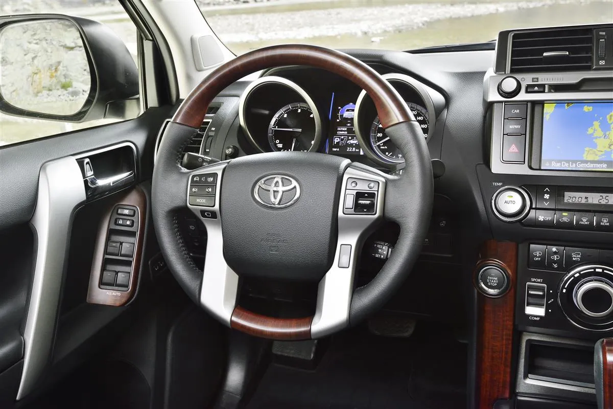 7181378-toyota-land-cruiser.jpg