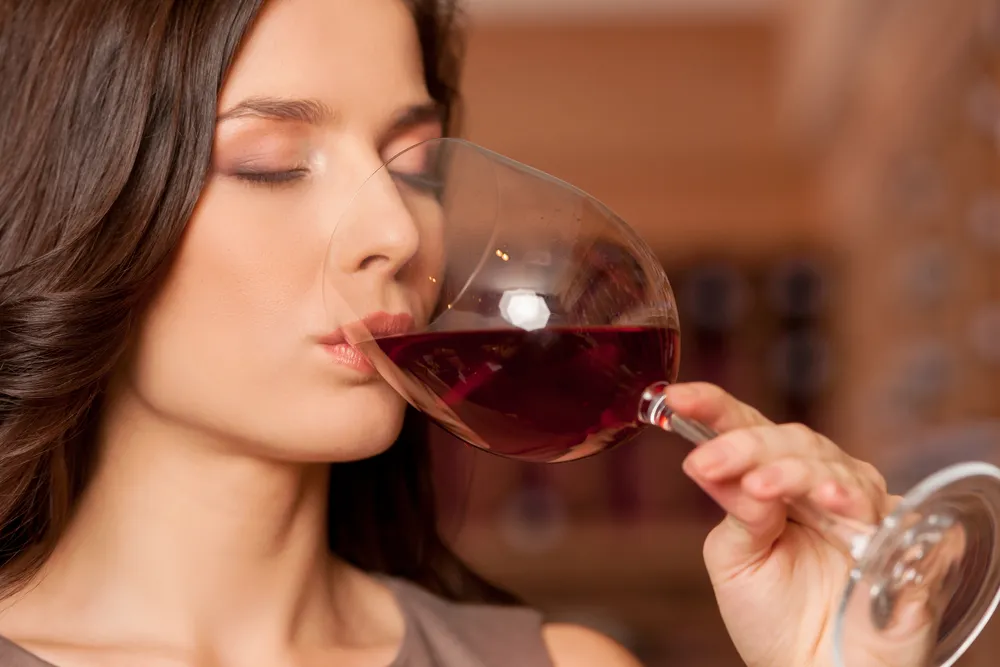 Kobieta pijąca wino