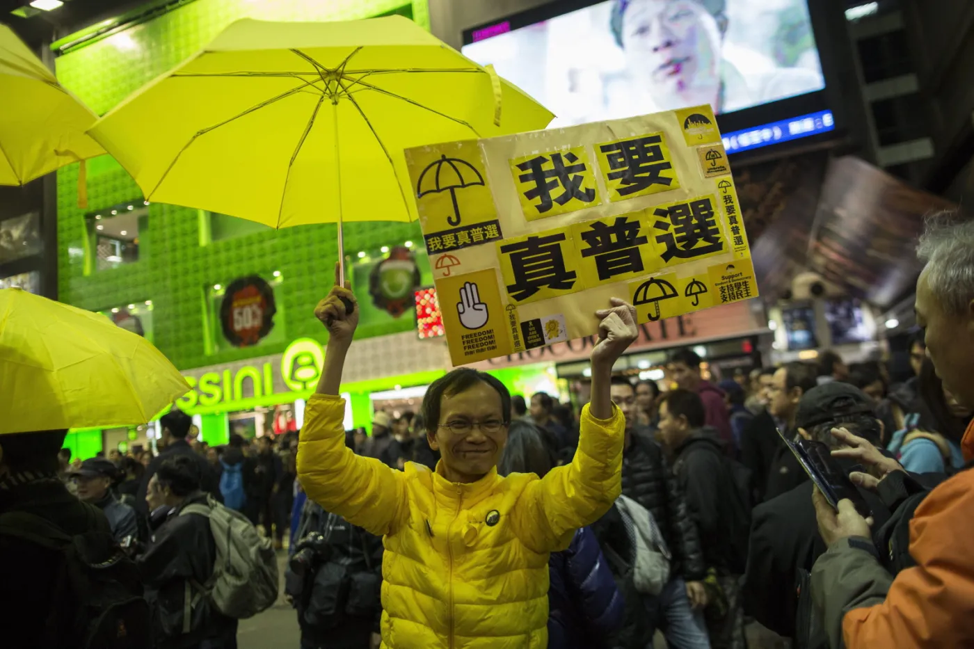 7238399-protesty-w-hongkongu.jpg