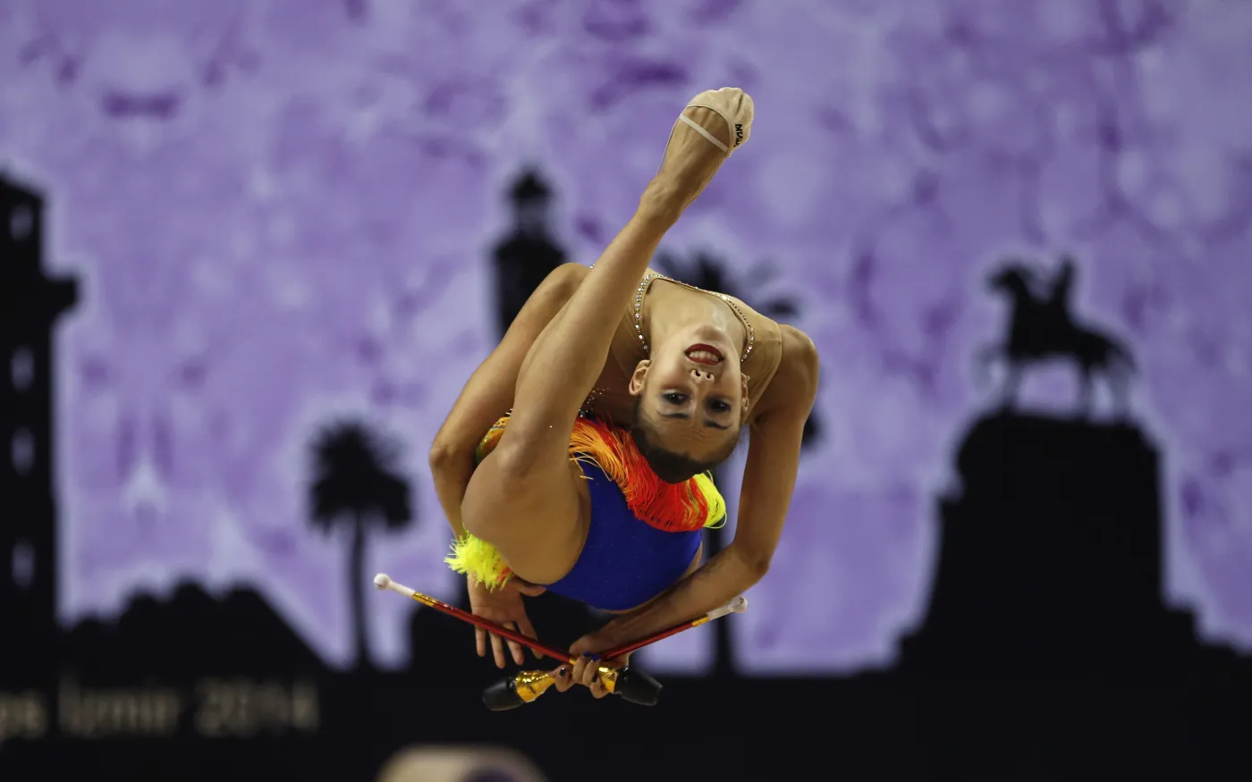 6866062-ale-one-sie-wyginaja.jpg