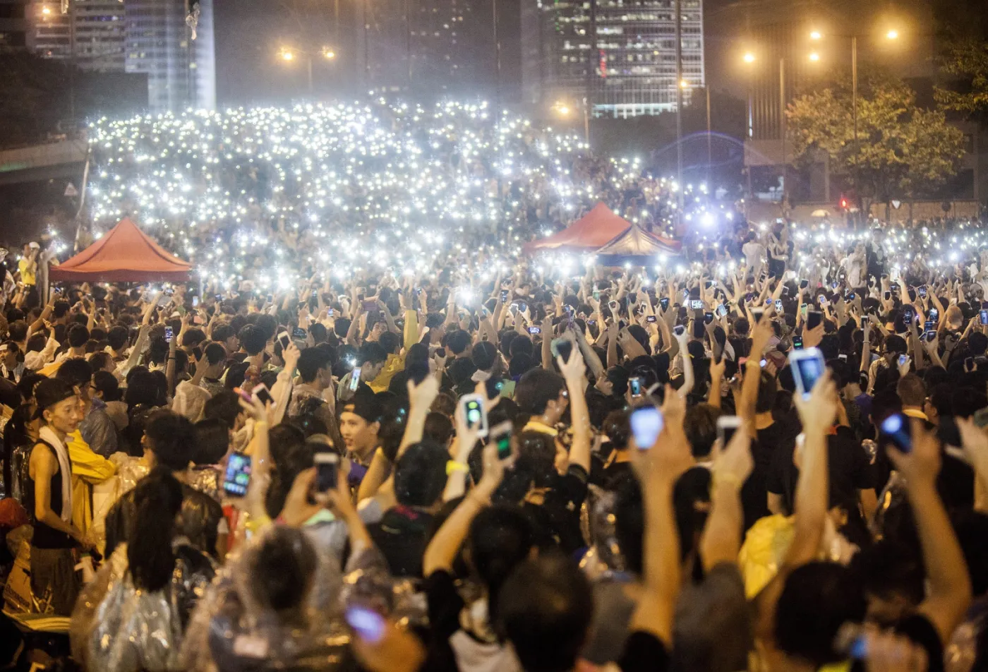 6880029-protesty-w-hong-kongu.jpg