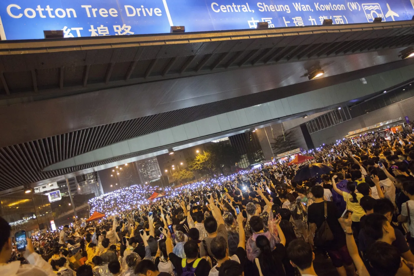 6880087-protesty-w-hong-kongu.jpg