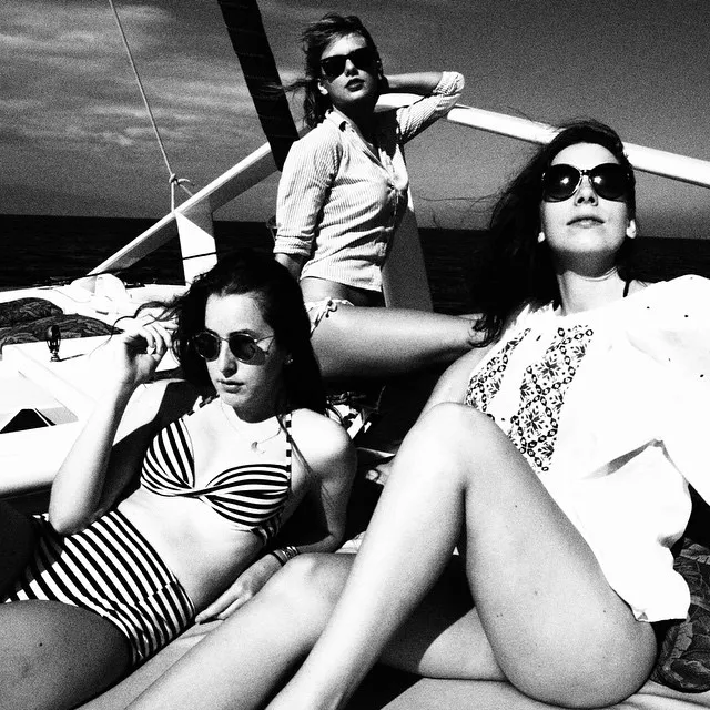 7545070-taylor-swift-i-haim.jpg