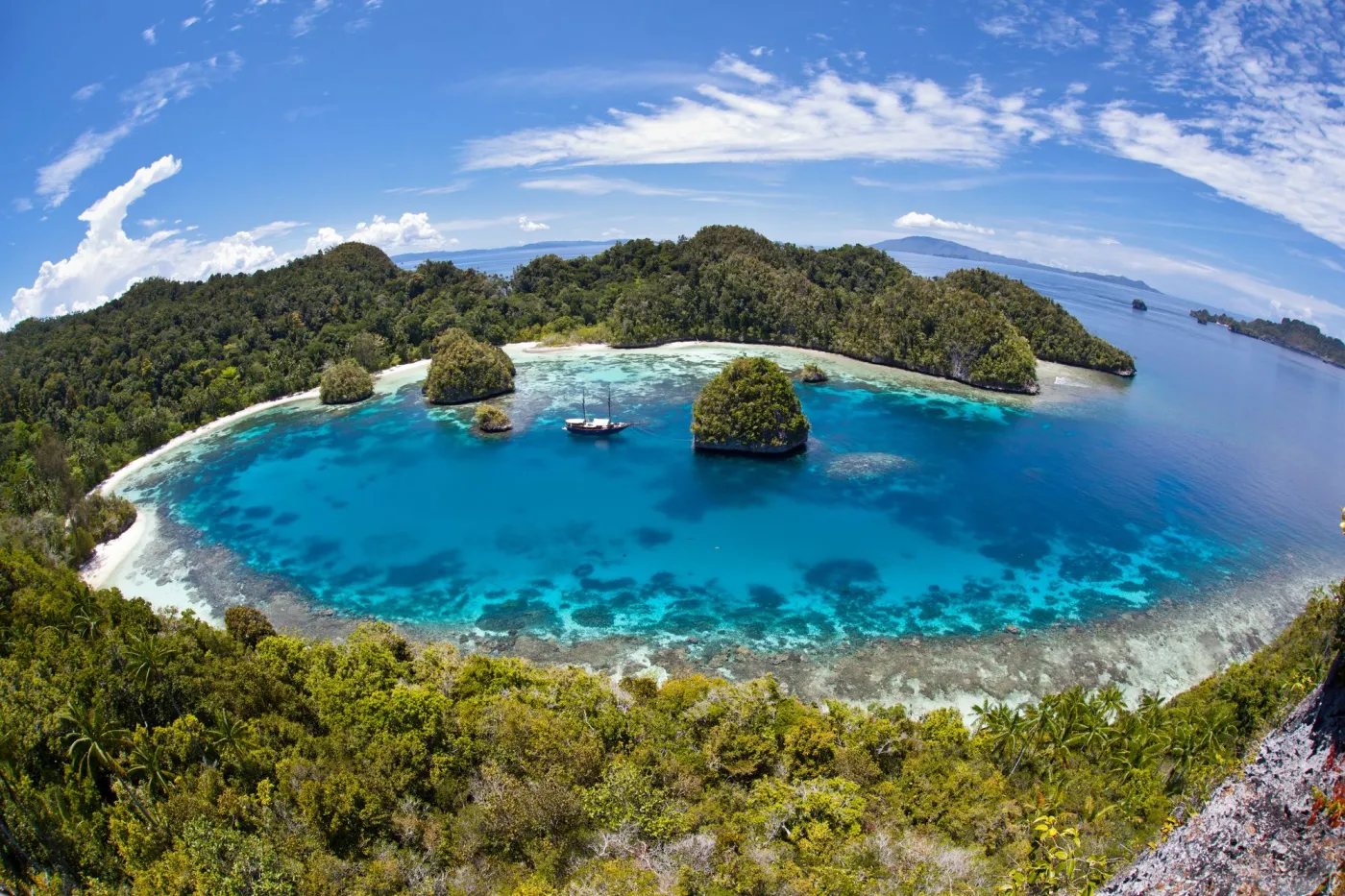7624052-raja-ampat-indonezja.jpg