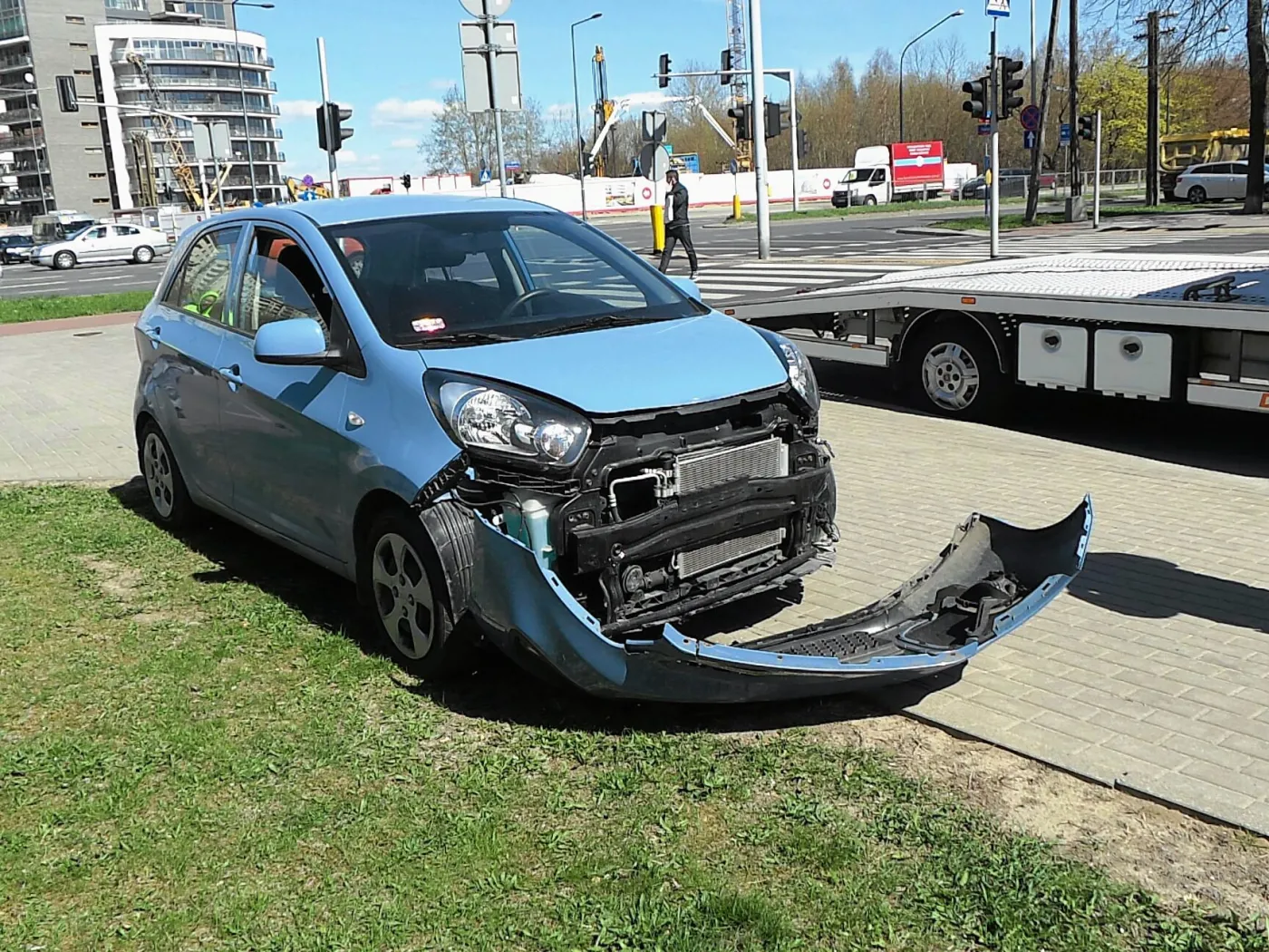Bogusław Wołoszański staranował dużym BMW małą kię. Policja uznała go winnym. ZDJĘCIA