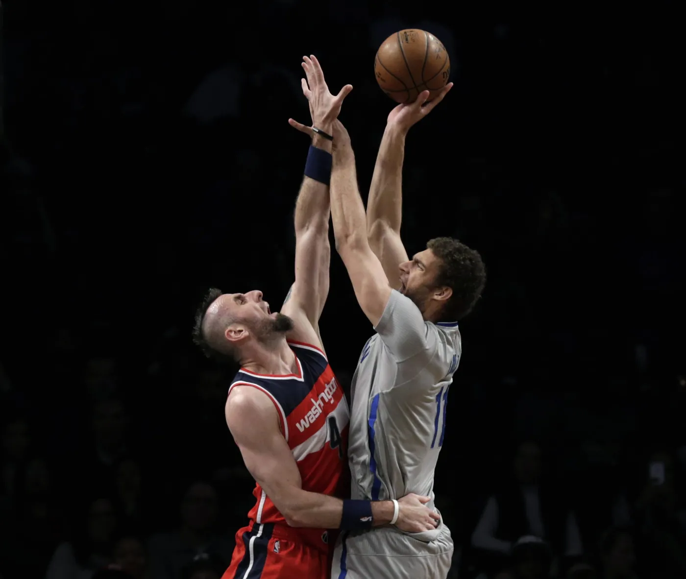 Marcin Gortat (z lewej)