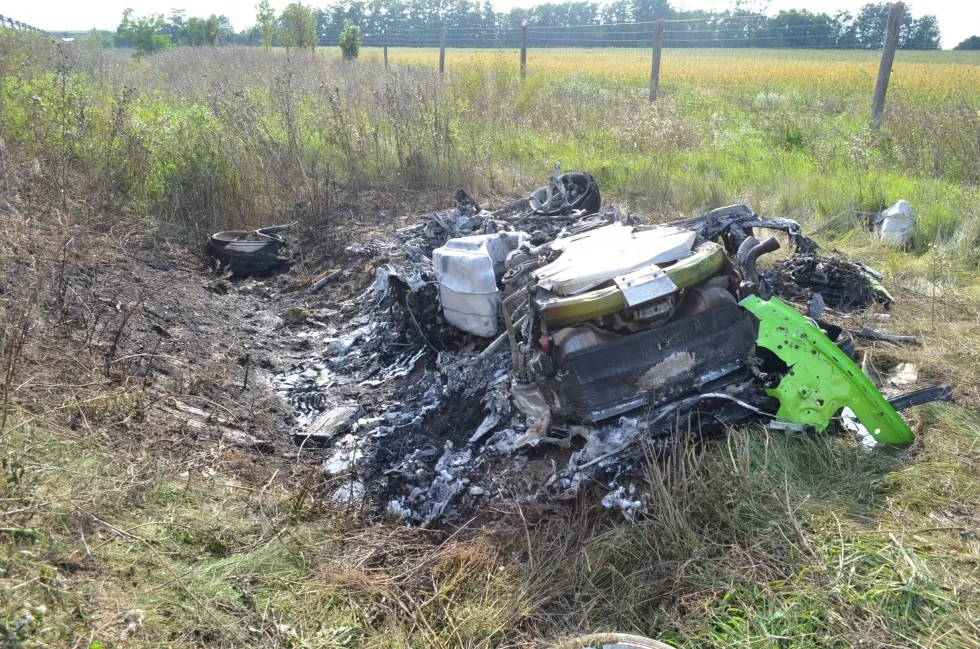 Auto za ponad milion zł roztrzaskał na autostradzie przy 300 km/h! Drastyczne wideo z kabiny. ZDJĘCIA