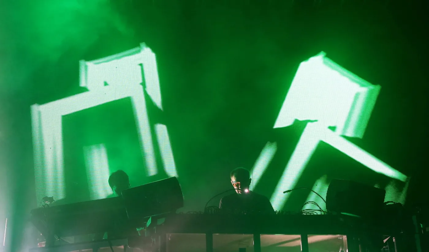 8013461-the-chemical-brothers.jpg