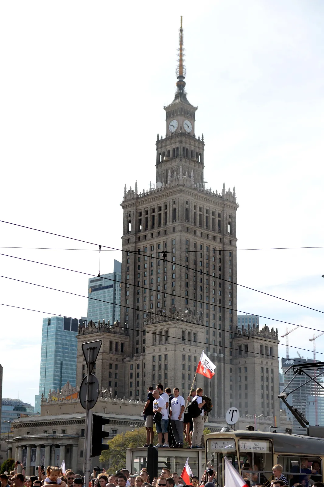 8040676-godzina-w-w-stolicy.jpg