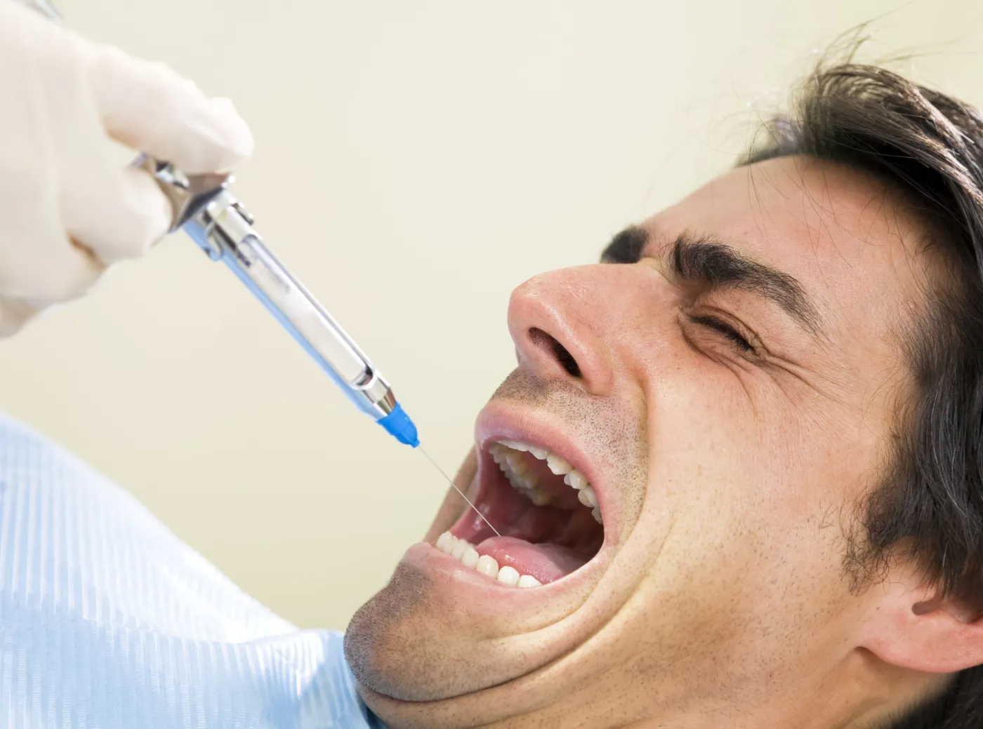 Mężczyzna u dentysty