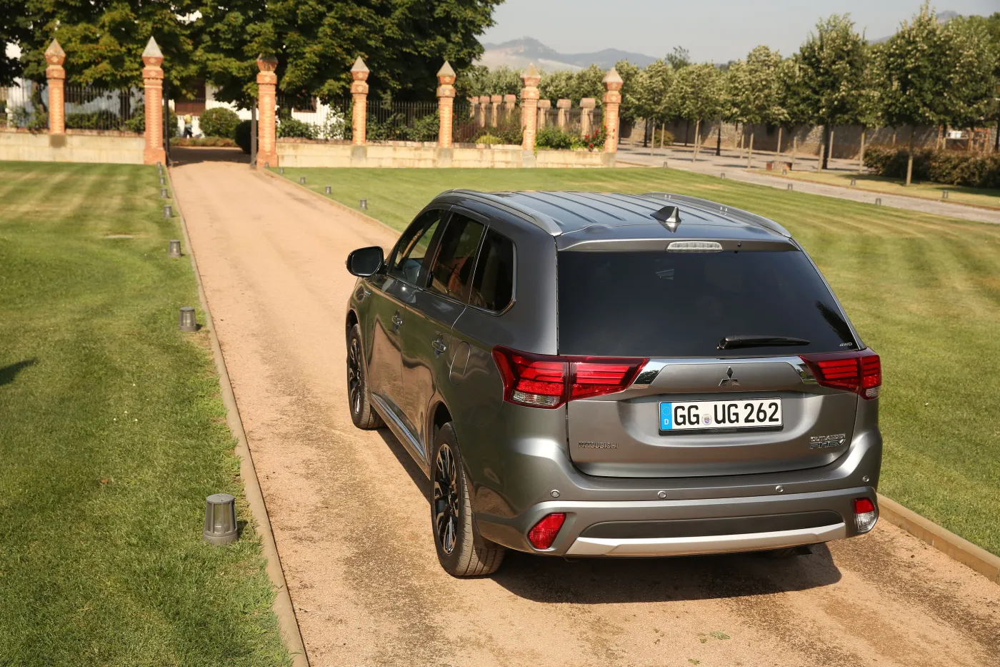 8164248-mitsubishi-outlander.jpg