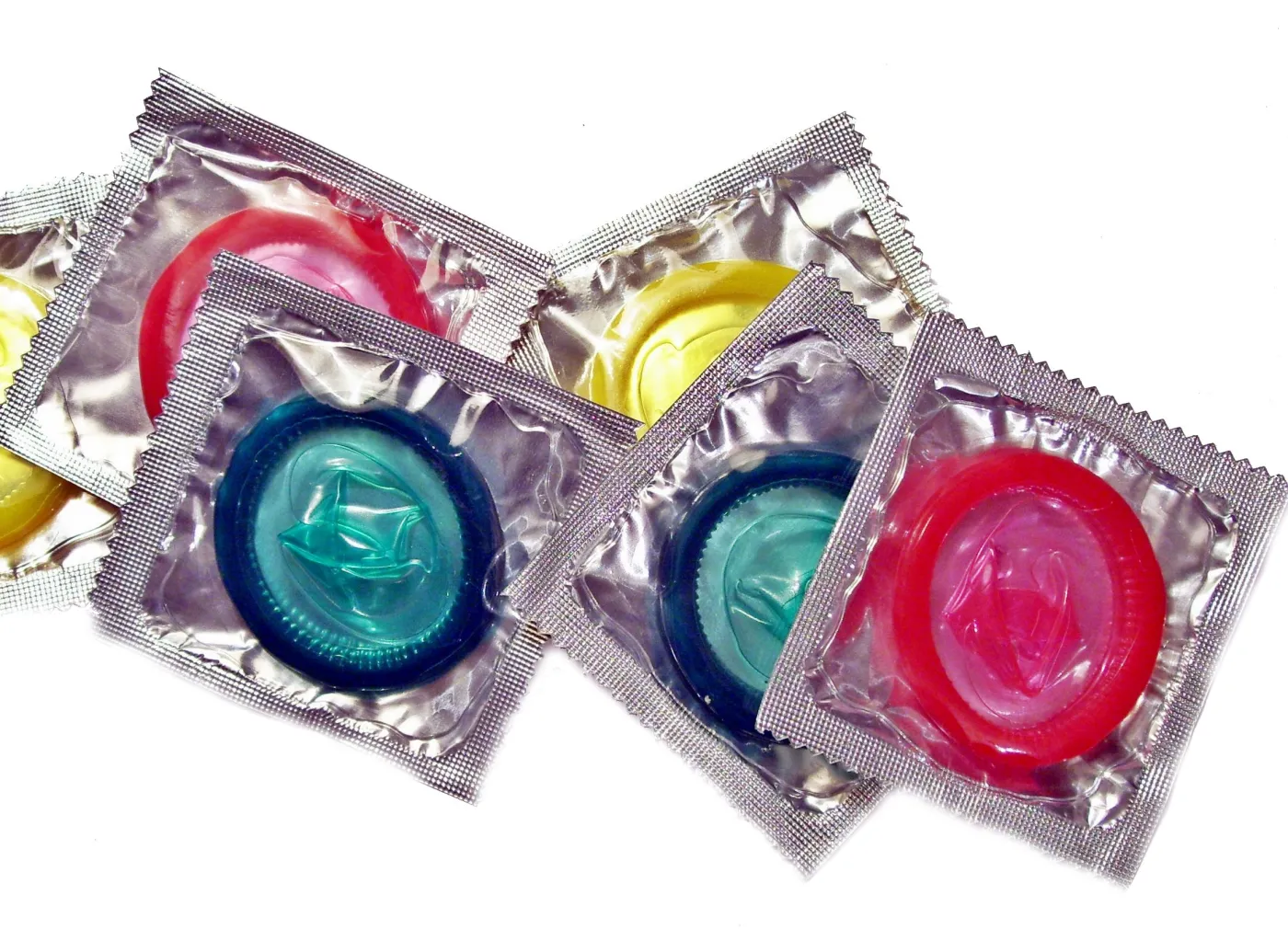 Ale wpadka! Zacowi Efronowi wypadła prezerwatywa na czerwonym dywanie