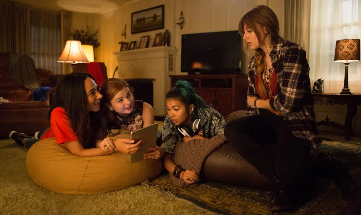 7763343-jem-and-the-holograms.jpg