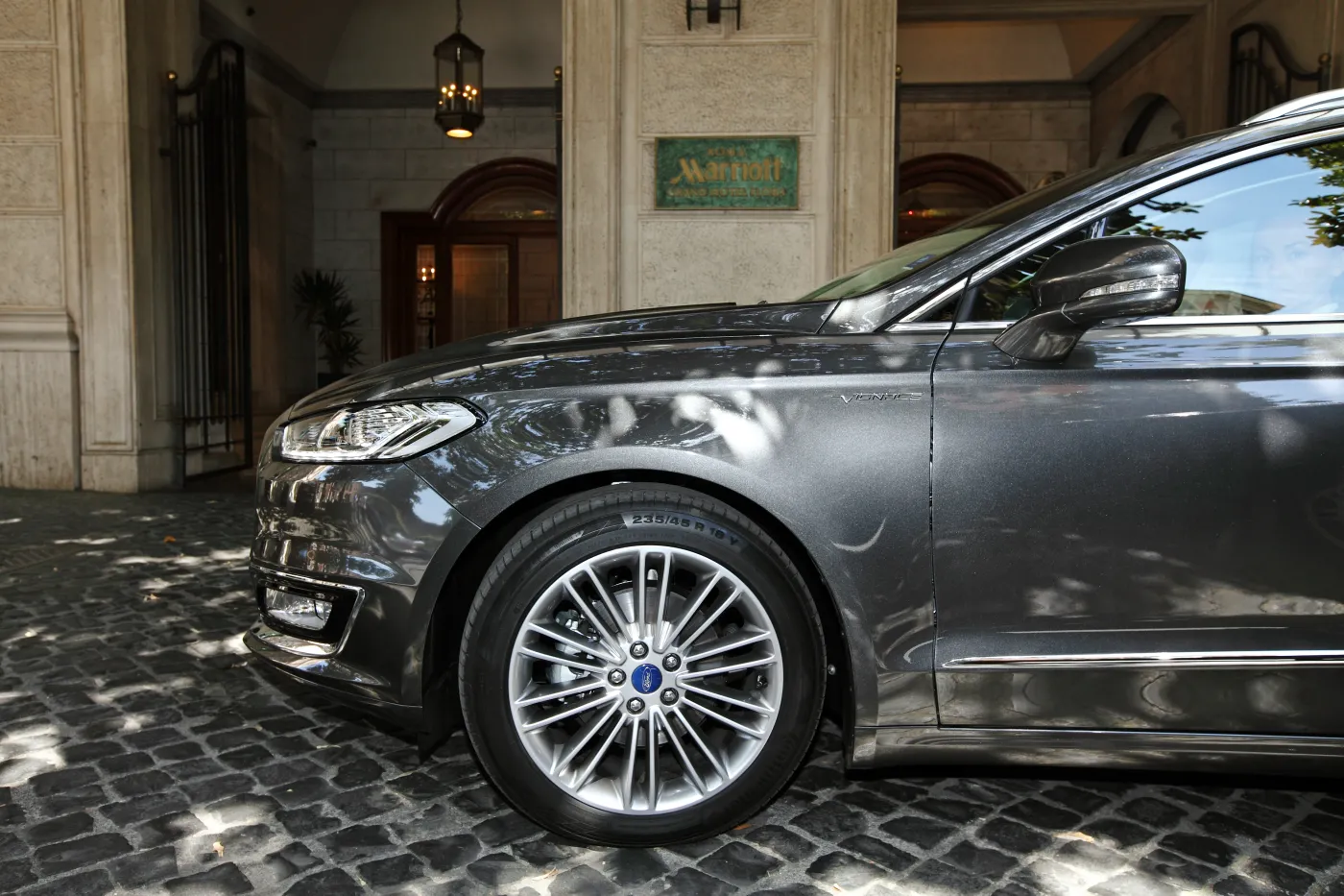 Gwiazda Mercedesa blednie? Nowy ford mondeo vignale w produkcji. ZDJĘCIA