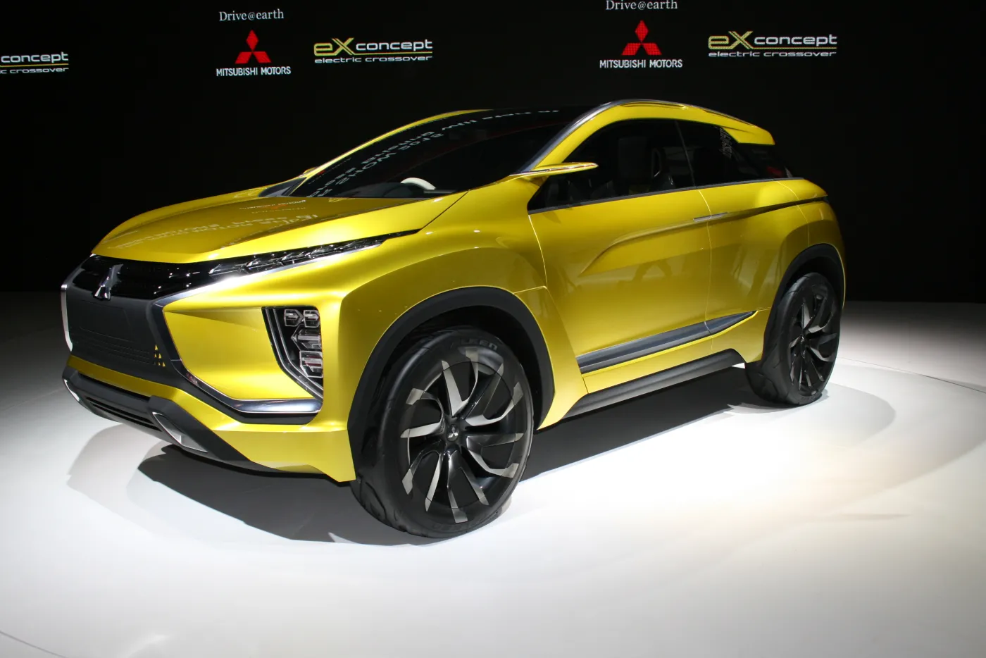 8368426-mitsubishi-ex-concept.jpg