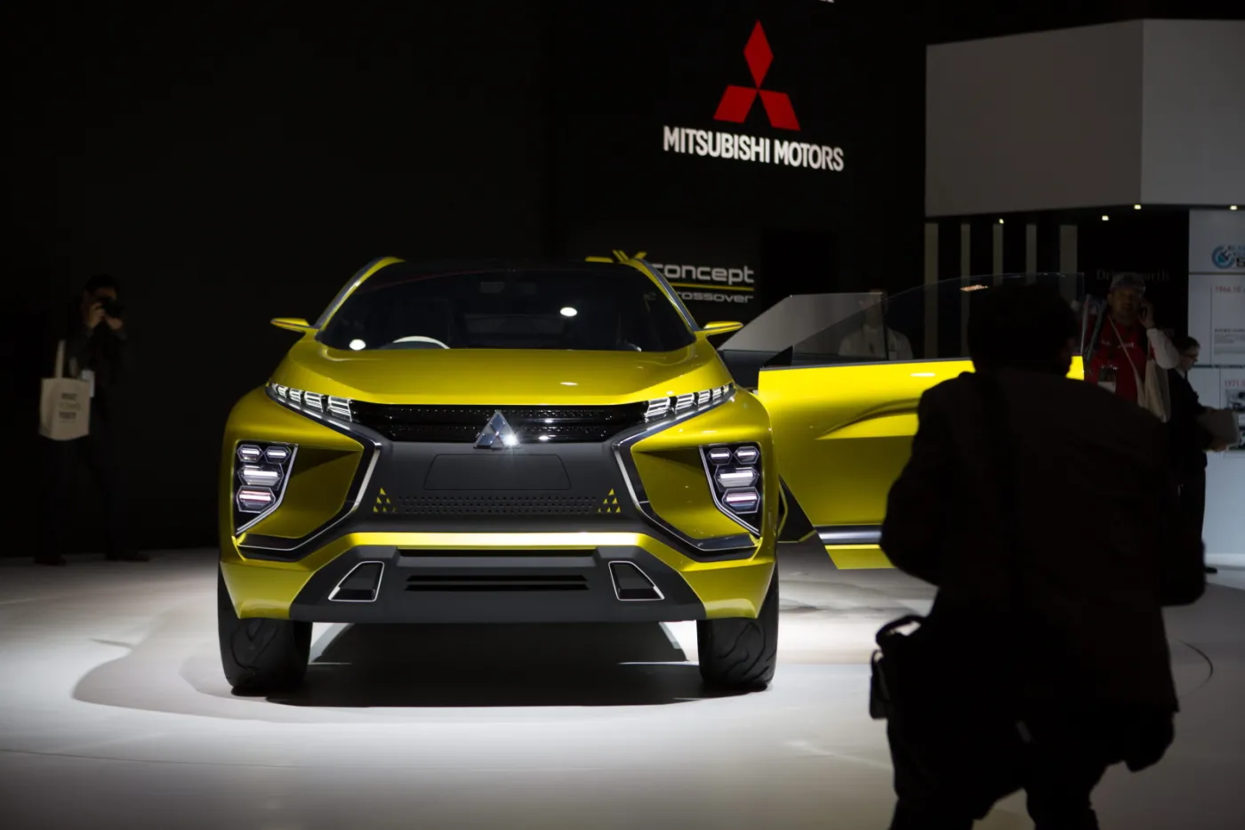 8368124-mitsubishi-ex-concept.jpg