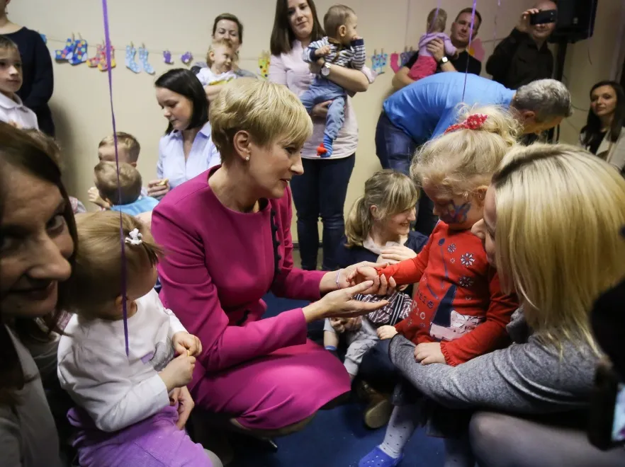 Co za kolor! Prezydentowa w bardzo śmiałej stylizacji u chorych dzieciaków