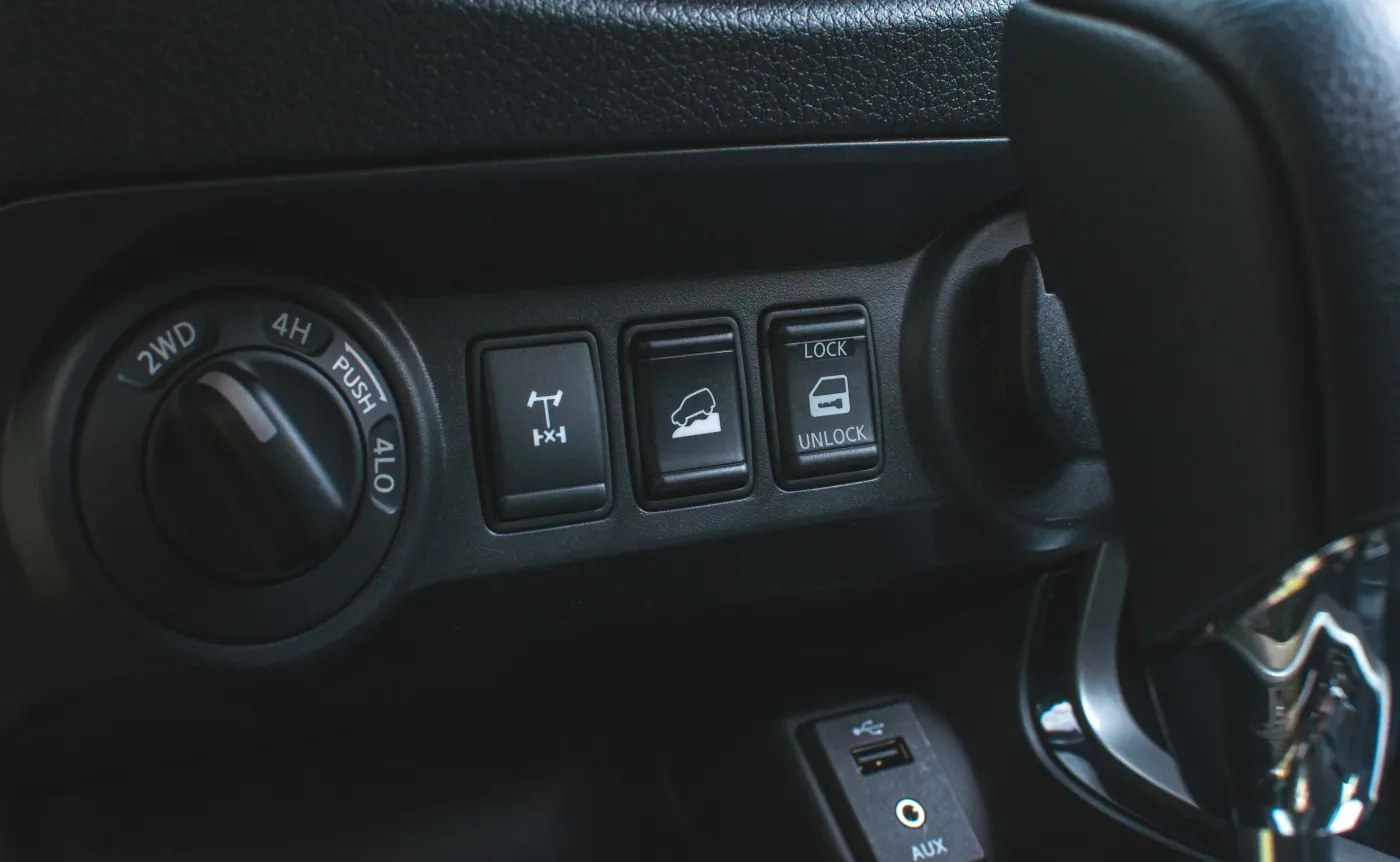 8472512-nissan-np300-navara.jpg