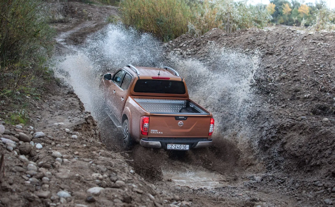 8472672-nissan-np300-navara.jpg