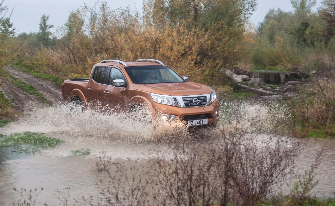 8472704-nissan-np300-navara.jpg