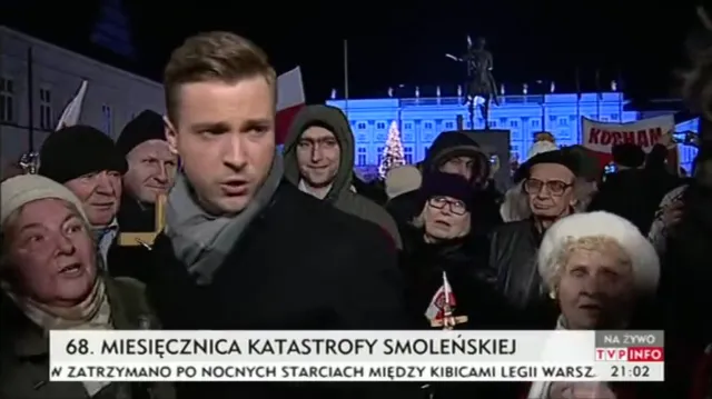 Dziennikarz TVP Info poturbowany na miesięcznicy smoleńskiej. "Wyrwali mi słuchawkę, wypchnęli" [WIDEO]