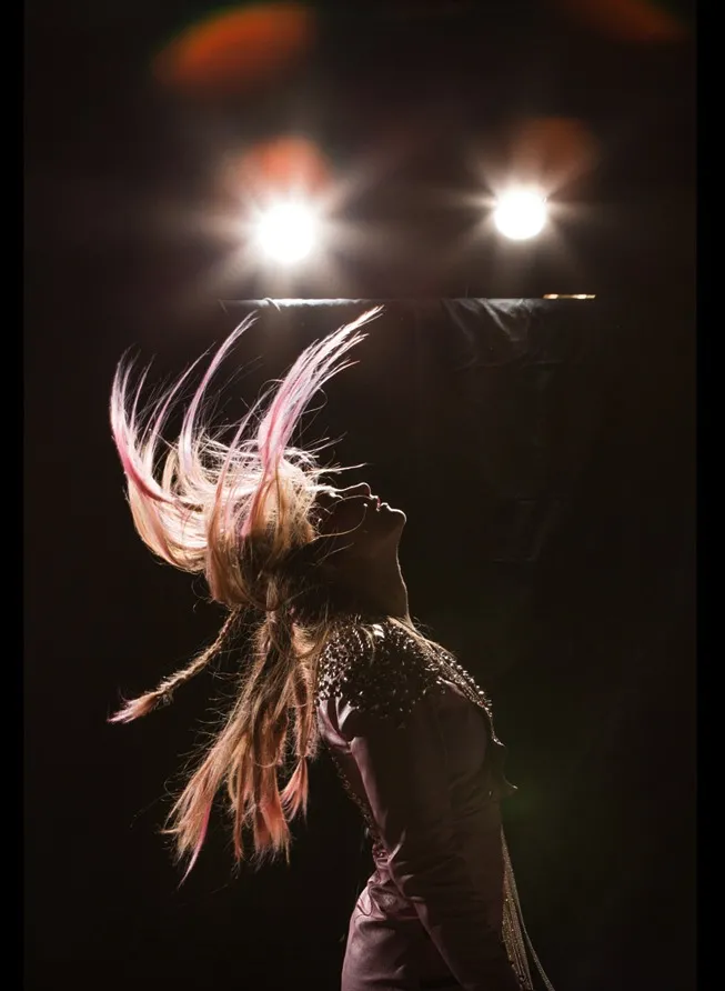 7763091-jem-and-the-holograms.jpg
