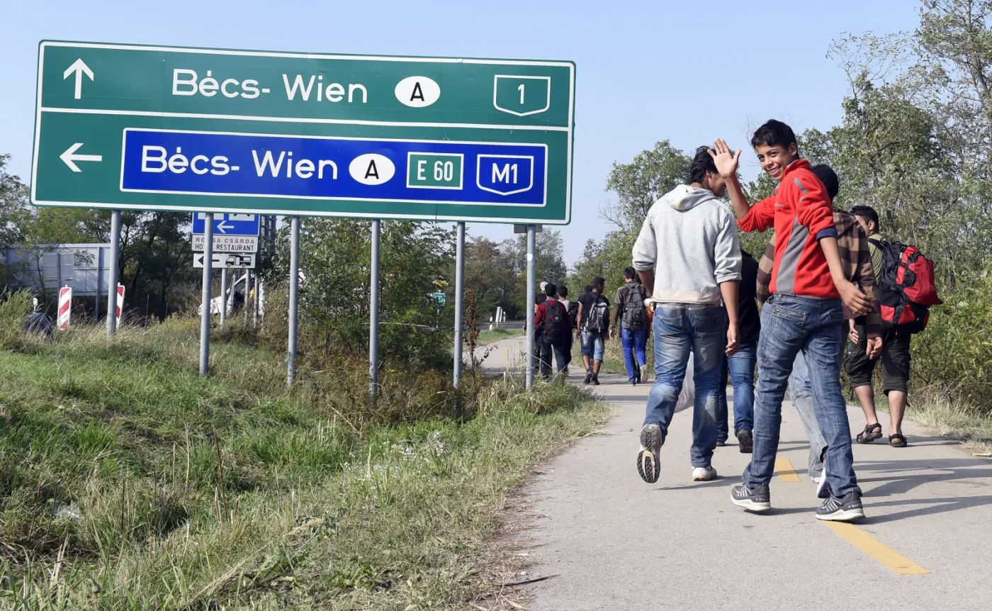 Imigranci na Węgrzech. Zmierzają w kierunku granicy z Austrią