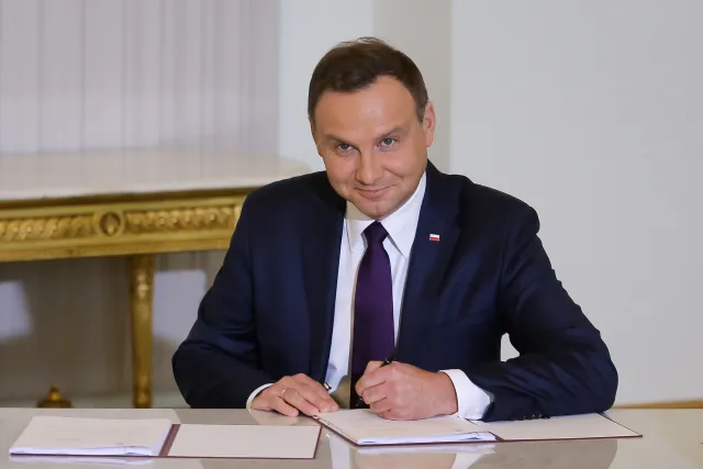Prezydent chce cofnąć reformę systemu emerytalnego. Jego kancelaria ujawnia koszt zmian