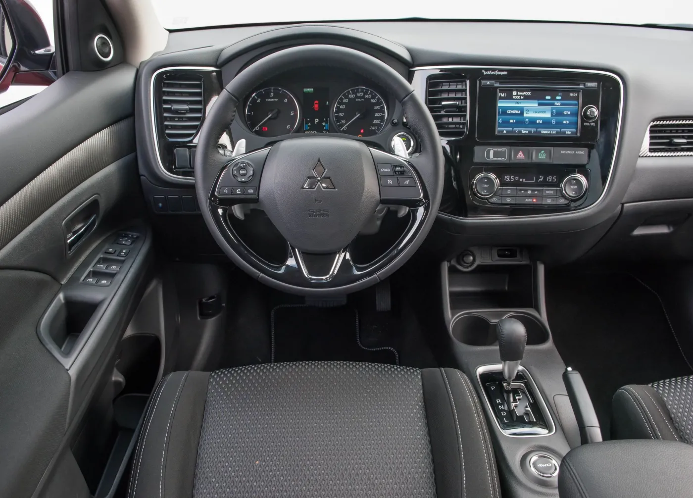 8268509-mitsubishi-outlander.jpg