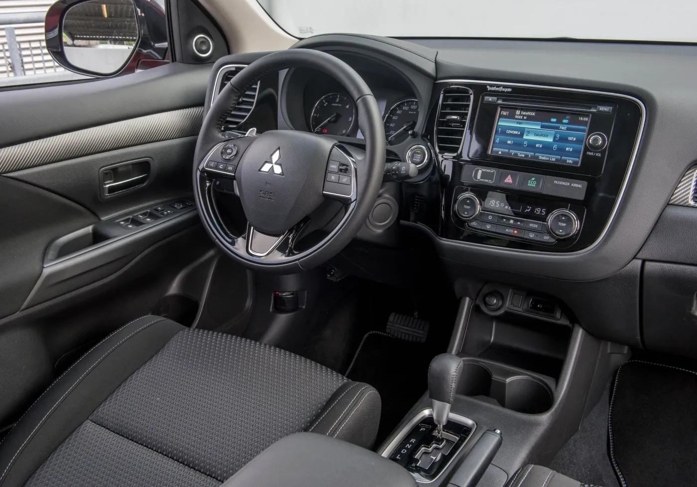 8268541-mitsubishi-outlander.jpg