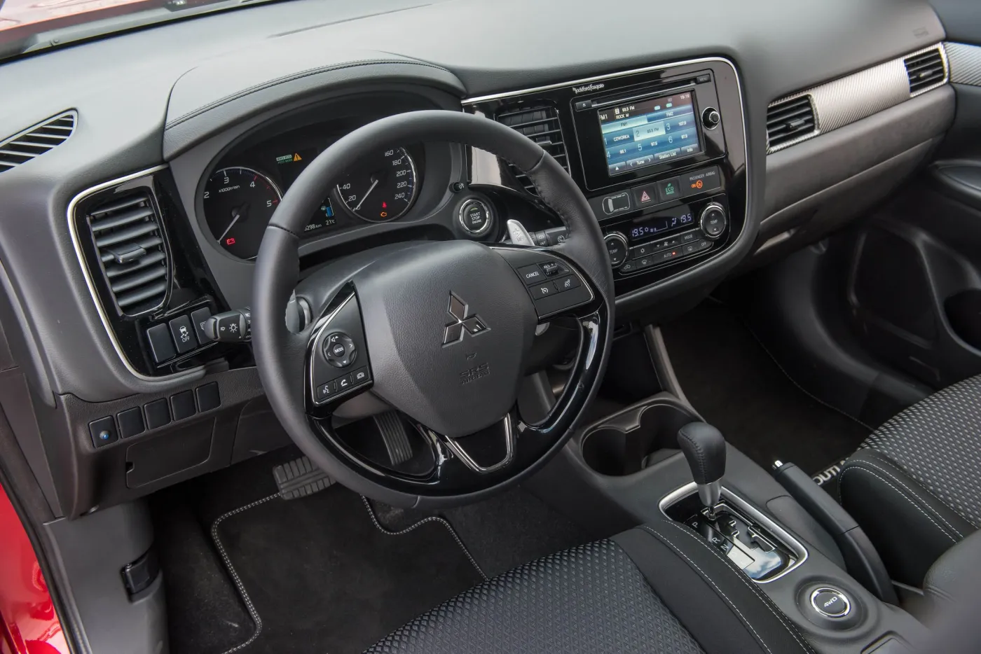 8268637-mitsubishi-outlander.jpg