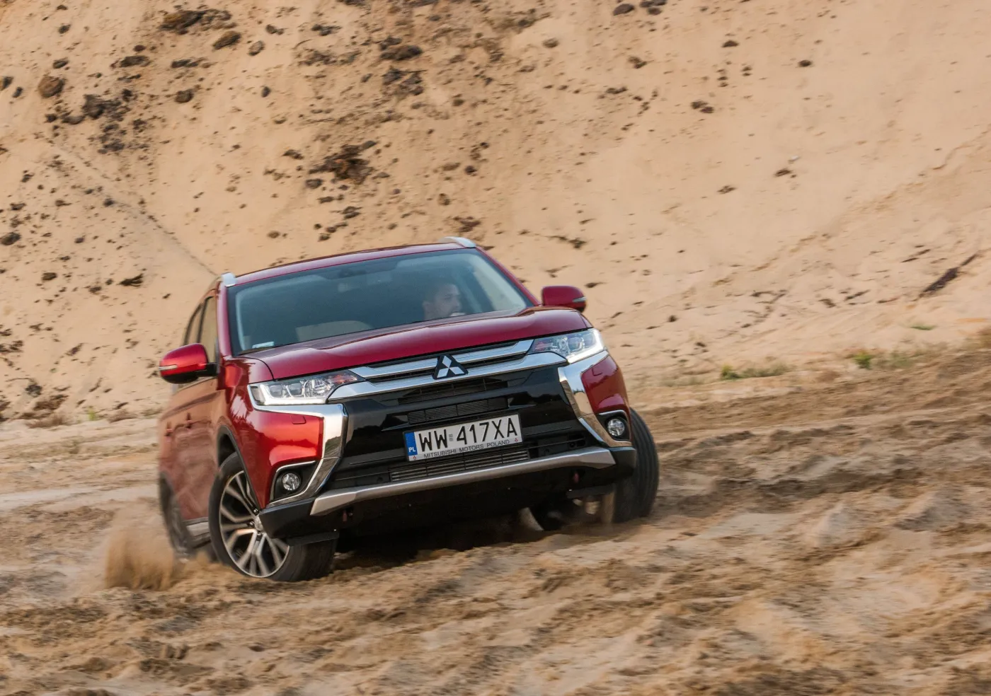 8268979-mitsubishi-outlander.jpg