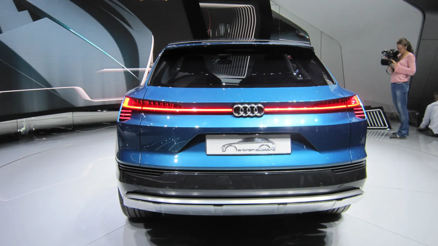 8282328-audi-e-tron-quattro.jpg